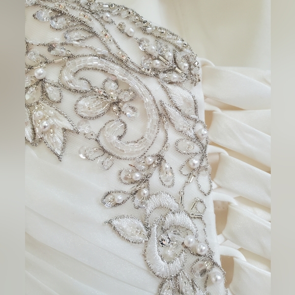 Allure Signature, Classice Ivory, Wedding Gown, Size 18, Swarovski Crystals - Picture 6 of 16